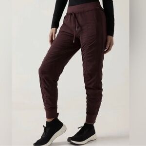 Athleta Attitude Lined Pants Joggers in Spiced Cabernet Color Size 0